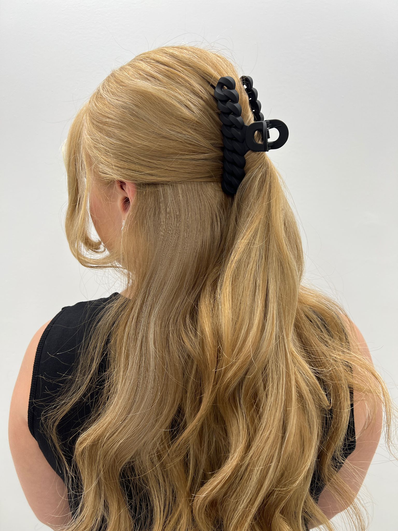 7 Easy-to-Do Claw Clip Hairstyles – TELETIES
